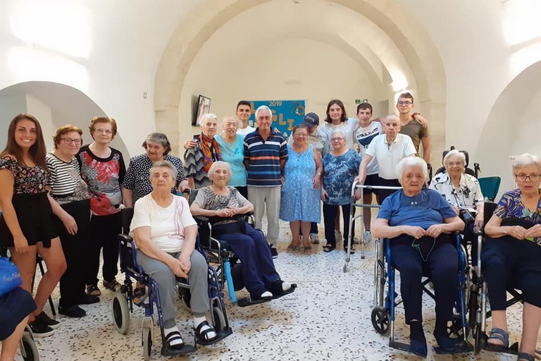 Bisceglie illuminata al centro anziani Storelli