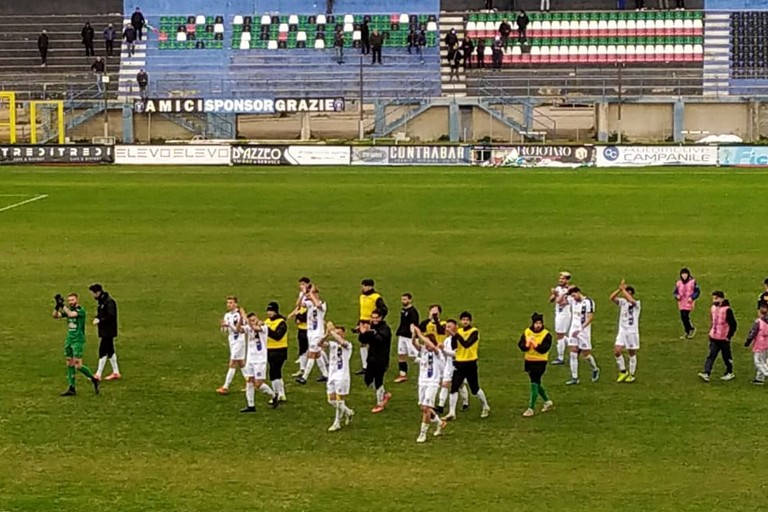 I calciatori del Bisceglie al termine della partita. <span>Foto Vito Troilo</span>