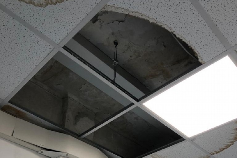 Bisceglie, soffitto danneggiato all'ospedale Vittorio Emanuele II