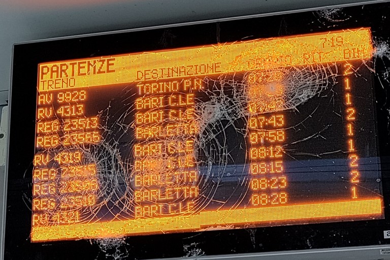 Bisceglie, monitor danneggiato dai vandali in stazione ferroviaria
