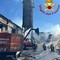 Incendio in zona industriale a Bisceglie: fiamme in un deposito di legname e imballaggi