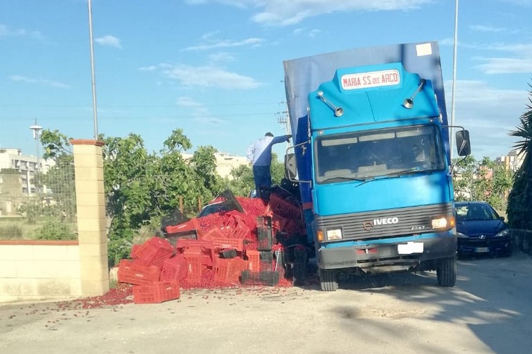 Buca sul suolo stradale, camion perde grosso carico di ciliegie