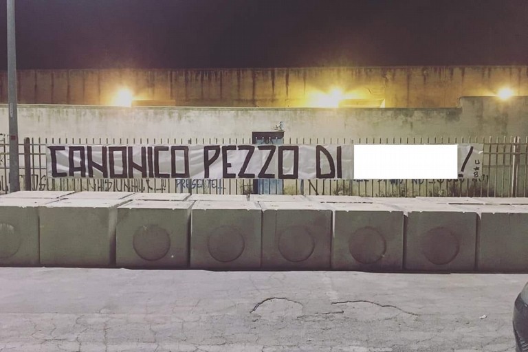 Striscione conto Nicola Canonico davanti alla gradinata del 