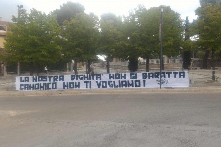 Striscione polemico dei tifosi del Bari sotto casa di Nicola Canonico