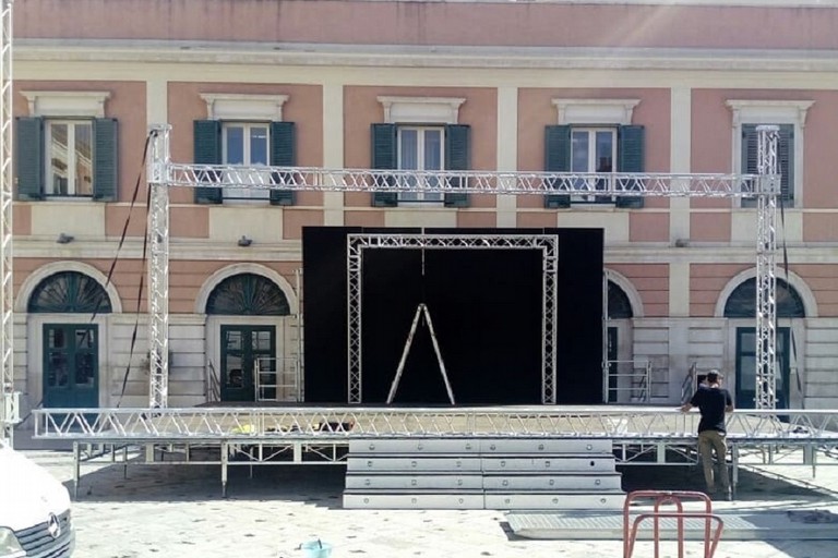 Preparativi in corso in piazza Regina Margherita