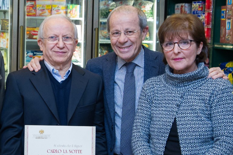 Carlo e Rita, titolari della Salumeria La Notte con Leo Carriera