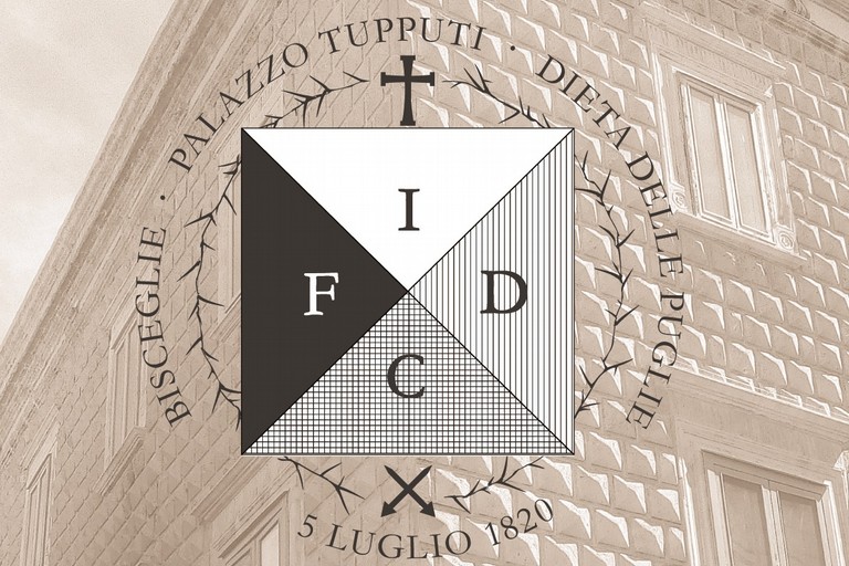 Il logo del bicentenario sullo sfondo di Palazzo Tupputi