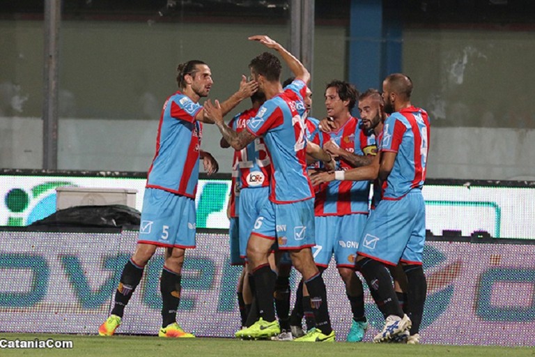 L'esultanza dei calciatori del Catania. <span>Foto www.calciocatania.com</span>