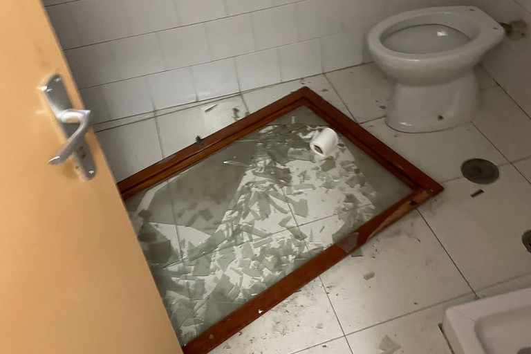 Bisceglie, la vetrata precipitata al suolo in un bagno del Teatro Mediterraneo