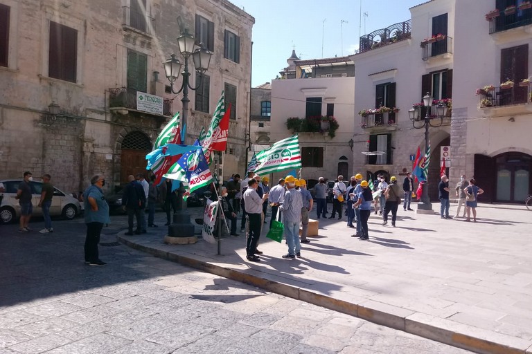 Manifestazioni sindacali davanti alla Prefettura di Barletta