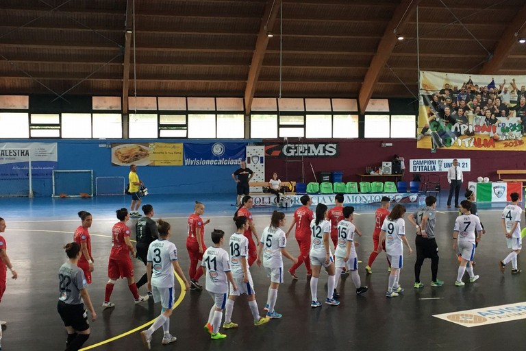 Ingresso in campo di Virtus Ciampino e Bisceglie Femminile