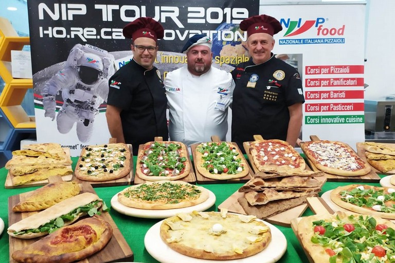 Il pizzaiolo biscegliese Ciccio Pellegrini (al centro)