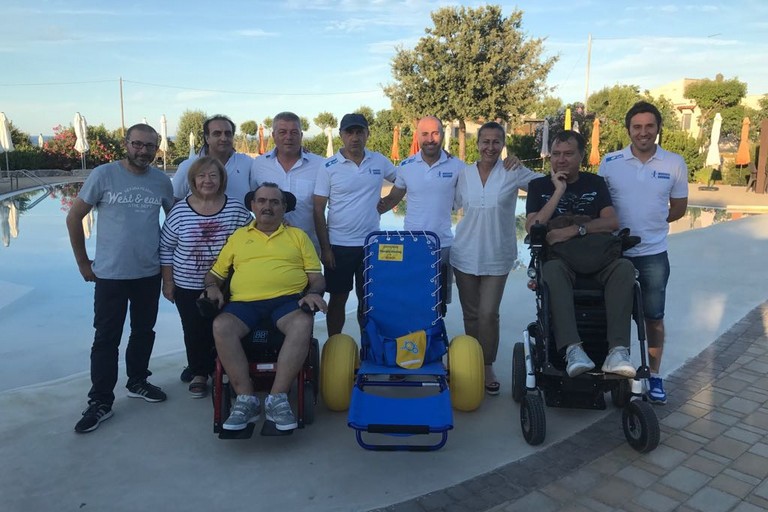 Bisceglie Running e Bosch donano una sedia da mare per disabili alla Cooperativa Kairos