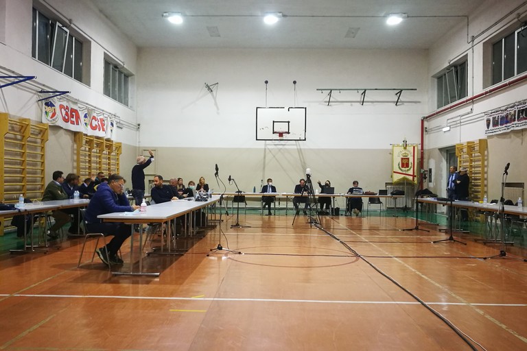 Bisceglie, riunione del consiglio comunale nella palestra della scuola Battisti