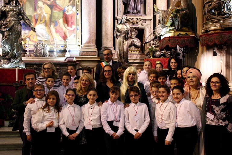 Foto di gruppo per i componenti del piccolo coro del plesso 