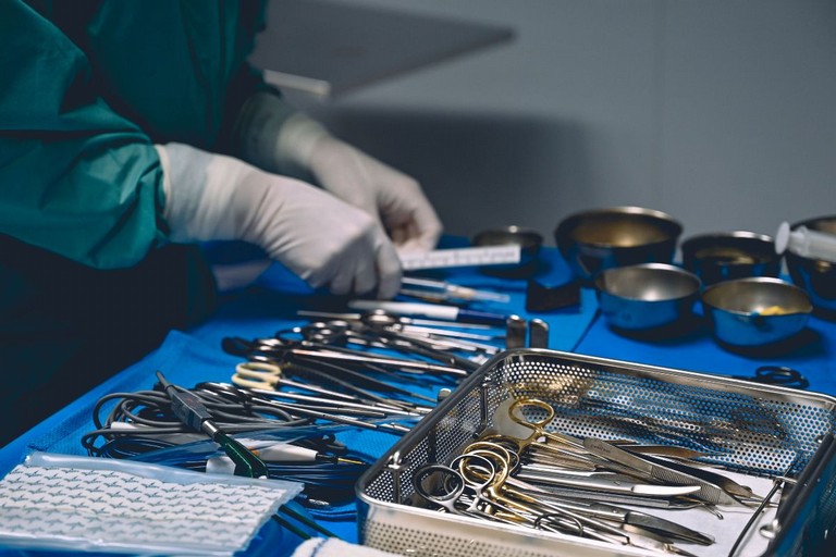 Neonato muore durante il parto, ginecologa condannata a 10 mesi