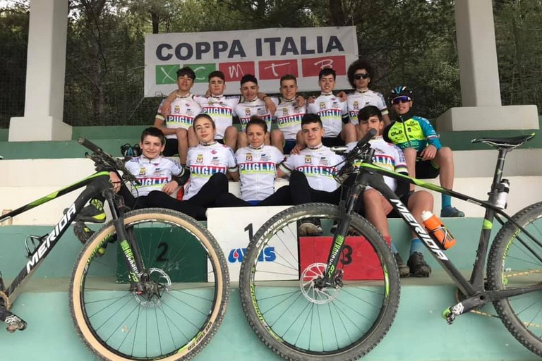 Foto di gruppo per la rappresentativa pugliese alla prima prova della Coppa Italia di mountain bike