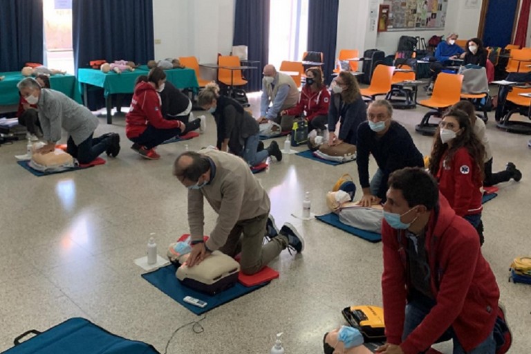 Un momento dell'attività pratica del corso di formazione Blsd all'istituto Cosmai di Bisceglie