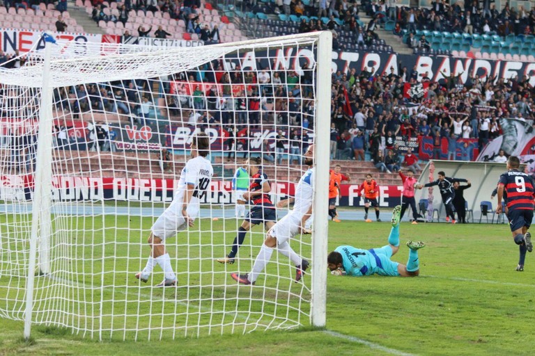 Il gol del 2-1 realizzato da Murgo. <span>Foto Cosenza Calcio</span>