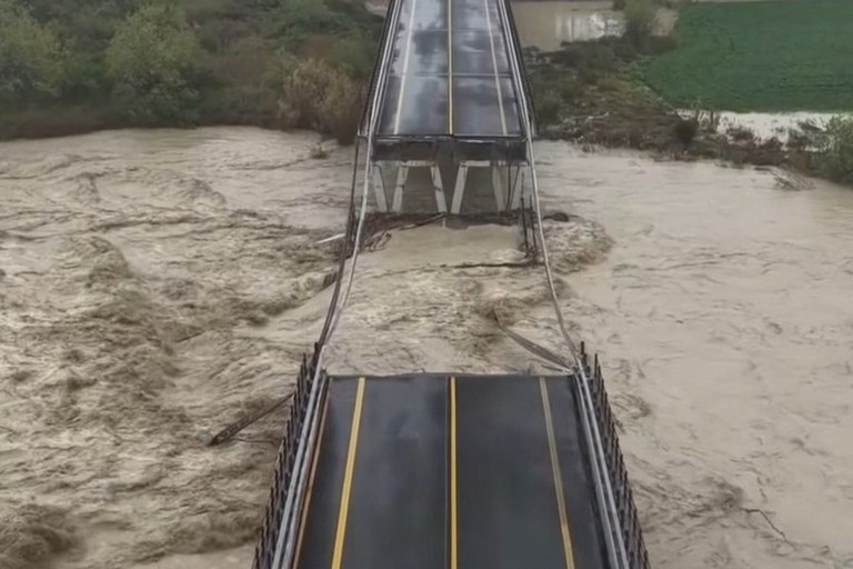 Crollo ponte Trigno. <span>Foto Meteo & Radar Italia</span>