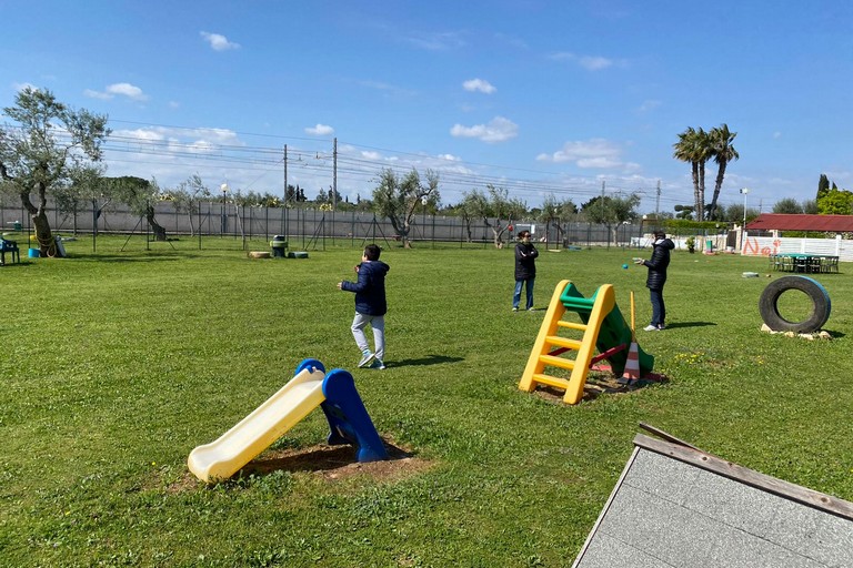 Un bambino speciale all'interno del parco 