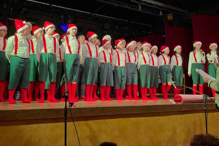 Spettacolo degli studenti della scuola Battisti-Ferraris di Bisceglie