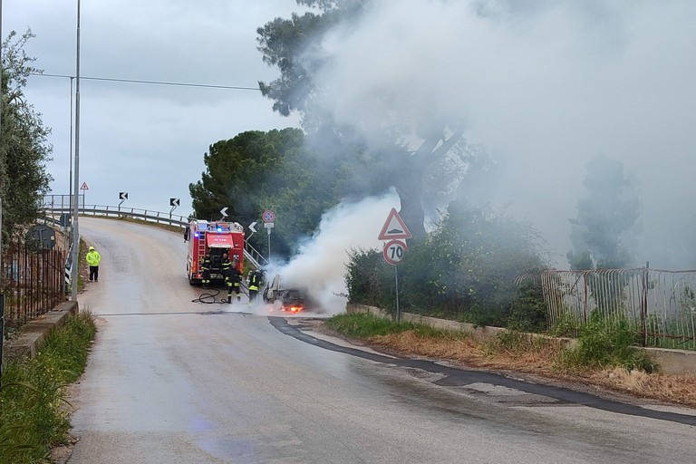 Auto in fiamme sulla complanare Bisceglie Ovest