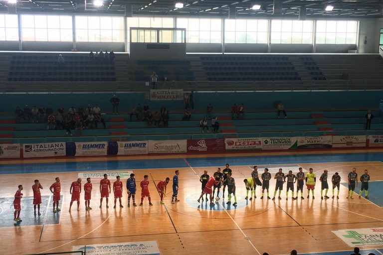 L'entrata sul parquet di Diaz e Futsal Ruvo. <span>Foto Luca Ferrante</span>