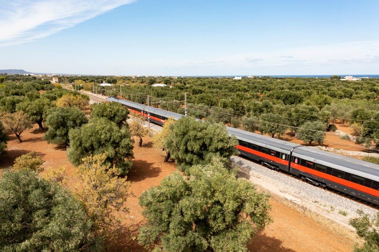 Treno in circolazione sulla linea adriatica