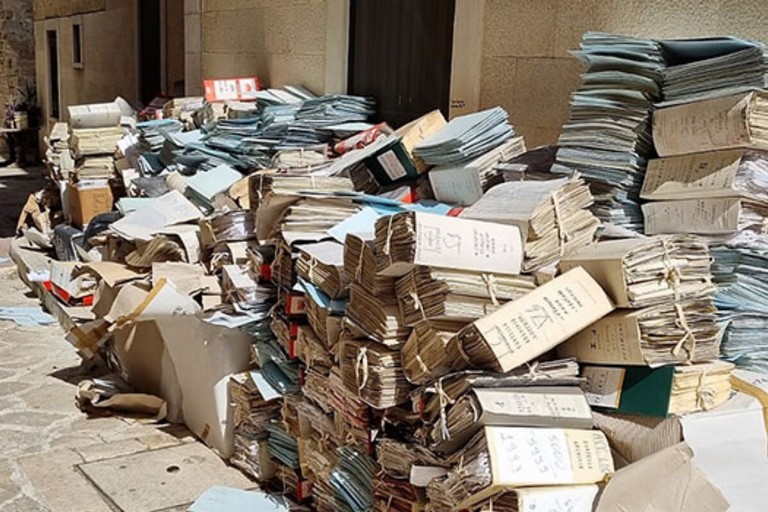 Documenti comunali abbandonati per strada