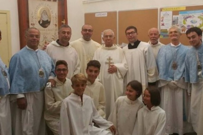 Don Felice Posa (al centro) nel giorno del 60° anniversario del sacerdozio. <span>Foto BisceglieViva</span>