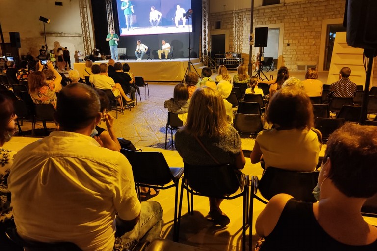 Don Marco Pozza sul palco di largo Castello a Libri nel Borgo Antico