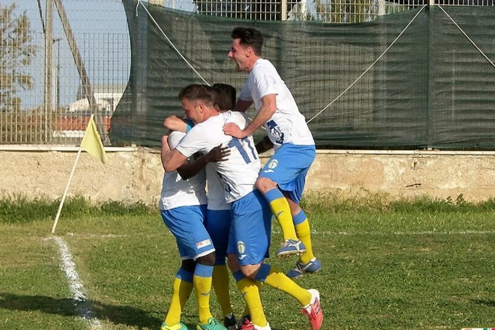 L'esultanza dei calciatori biancogialli. <span>Foto Antonio Pedone</span>