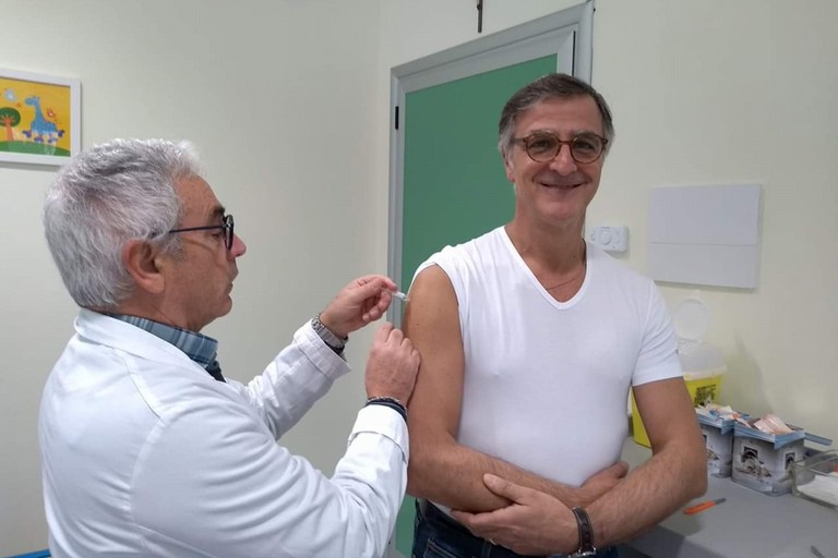Il dottor Riccardo Matera si sottopone al vaccino antinfluenzale