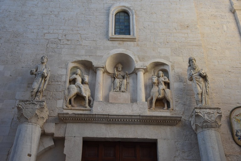 Ingresso laterale Basilica Concattedrale di Bisceglie. <span>Foto Antonio Lopopolo</span>