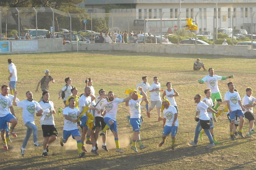 L'esultanza dei biancogialli al termine della gara. <span>Foto Nico Colangelo</span>