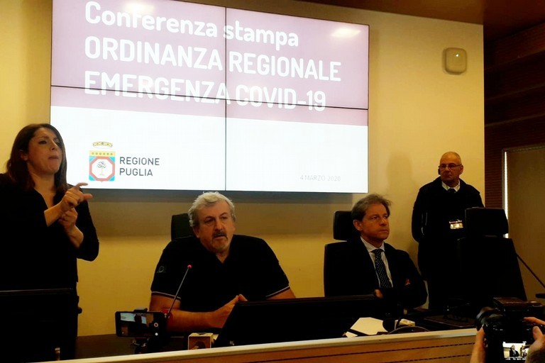 Michele Emiliano in conferenza stampa