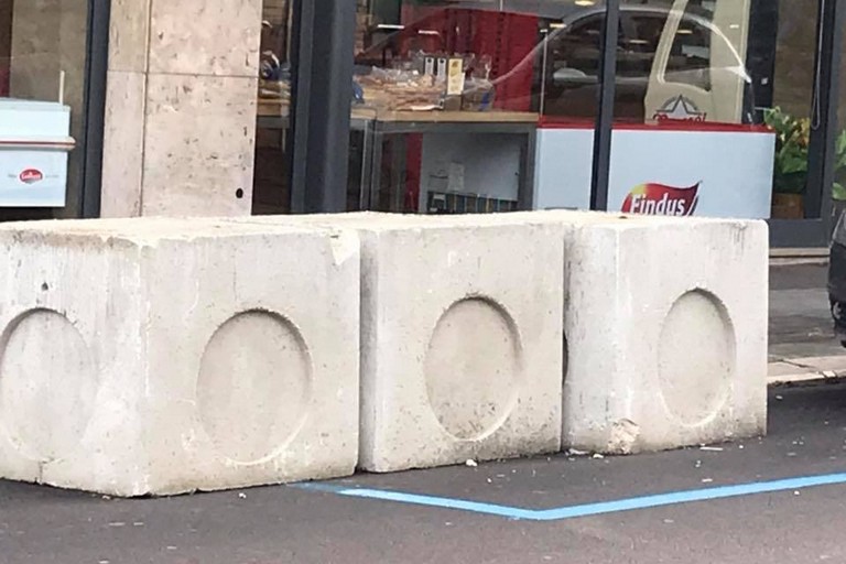 Blocchi di cemento tra piazza Vittorio Emanuele II e via Dandolo