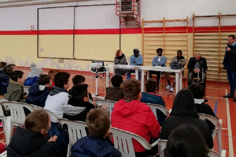 Layousse Diallo (Bisceglie) e Babucarr Manneh (Virtus Molfetta) nelle scuole per il progetto Equal Game. <span>Foto Ufficio stampa A.S. Bisceglie</span>