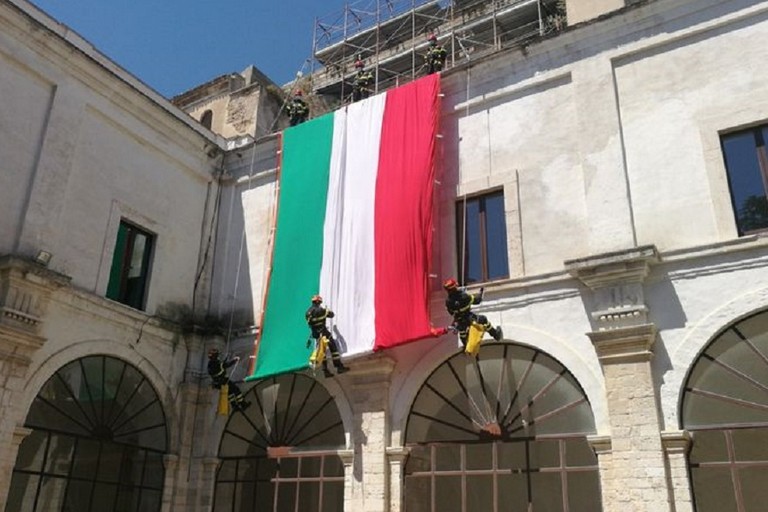 Tricolore esposto in Prefettura a Barletta