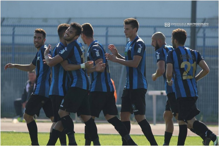 Esultanza dei calciatori del Bisceglie. <span>Foto Emmanuele Mastrodonato</span>