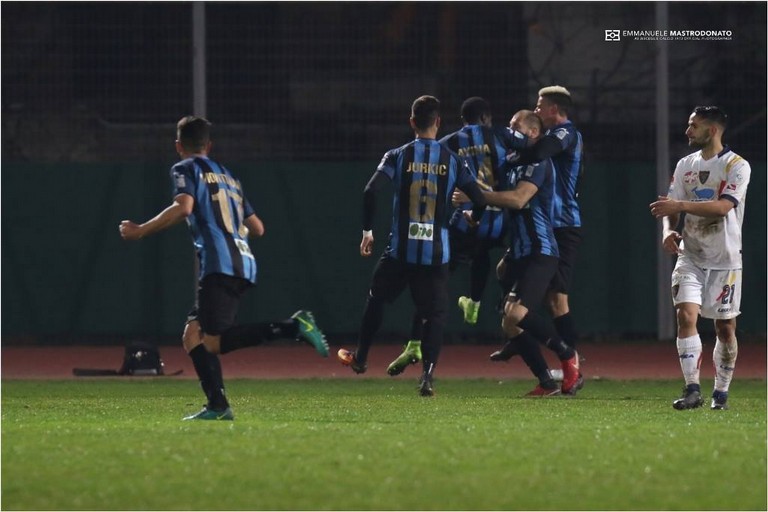 I calciatori del Bisceglie in festa. <span>Foto Emmanuele Mastrodonato</span>