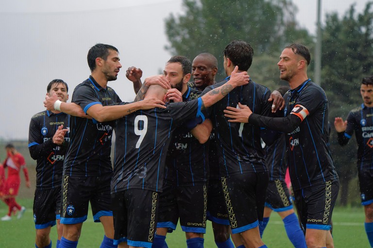 Bisceglie calcio, esultanza. <span>Foto Emmanuele Mastrodonato</span>