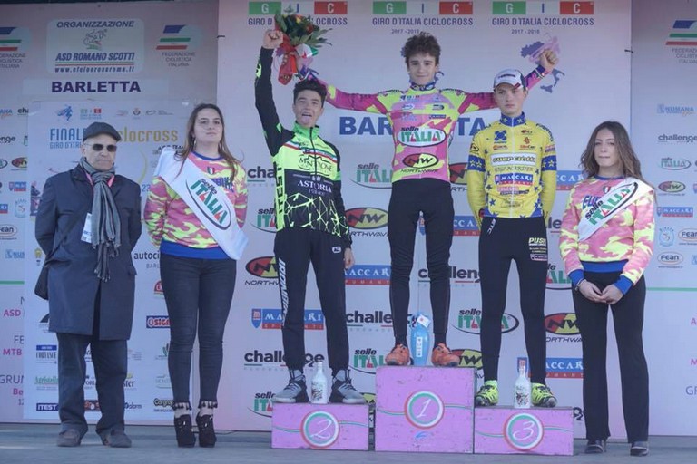 Ettore Loconsolo sul podio di Barletta in maglia rosa