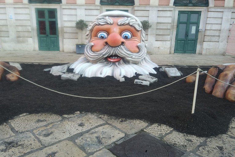 L'installazione natalizia in piazza Regina Margherita a Bisceglie