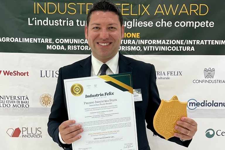 Maurizio Di Pinto con il premio Industria felix