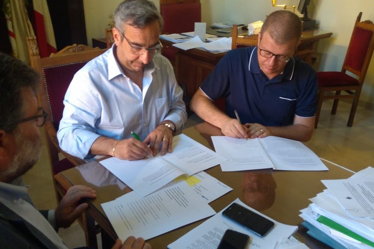 Il sindaco facente funzioni Vittorio Fata sottoscrive il protocollo d'intesa con Legambiente Puglia