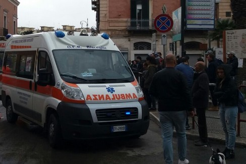 ambulanza Oer soccore uomo investivo. <span>Foto Vito Troilo</span>