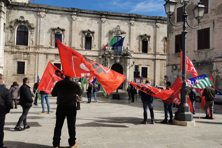 Lavoratori agricoli in mobilitazione davanti alla Prefettura Bat