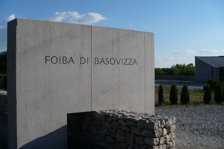 Monumento davanti alla foiba di Basovizza